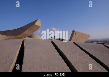 Vue sur le monument de béton dans l'architecture brutaliste style design à la Brigade du Néguev, connu localement comme l'Andarta conçu par Dani Karavan à la mémoire des membres de la Brigade juive du Néguev qui tomba Palmach la défense d'Israël lors de la guerre israélo-arabe de 1948. Il est situé sur une colline donnant sur Beer-sheva Beer-Sheva orthographié également la plus grande ville dans le désert du Néguev dans le sud de l'Israël Banque D'Images