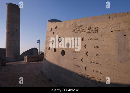 Vue sur le monument de béton dans l'architecture brutaliste style design à la Brigade du Néguev, connu localement comme l'Andarta conçu par Dani Karavan à la mémoire des membres de la Brigade juive du Néguev qui tomba Palmach la défense d'Israël lors de la guerre israélo-arabe de 1948. Il est situé sur une colline donnant sur Beer-sheva Beer-Sheva orthographié également la plus grande ville dans le désert du Néguev dans le sud de l'Israël Banque D'Images