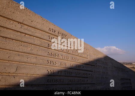 Vue sur le Monument de la Brigade du Néguev, connu localement comme l'Andarta conçu par Dani Karavan à la mémoire des membres de la Brigade juive du Néguev qui tomba Palmach la défense d'Israël lors de la guerre israélo-arabe de 1948. Il est situé sur une colline donnant sur Beer-sheva Beer-Sheva orthographié également la plus grande ville dans le désert du Néguev dans le sud de l'Israël Banque D'Images