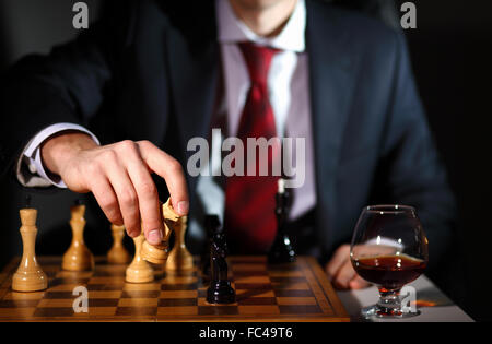 Image d'un homme d'affaires en costume sombre jouant aux échecs Banque D'Images