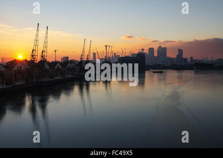 Coucher de soleil sur les Docklands de Londres et le Royal Victoria Dock, London England Royaume-Uni UK Banque D'Images