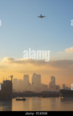 Coucher de soleil sur les Docklands de Londres et le Royal Victoria Dock, London England Royaume-Uni UK Banque D'Images