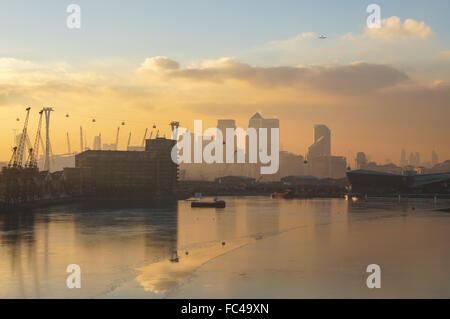 Coucher de soleil sur les Docklands de Londres et le Royal Victoria Dock, London England Royaume-Uni UK Banque D'Images