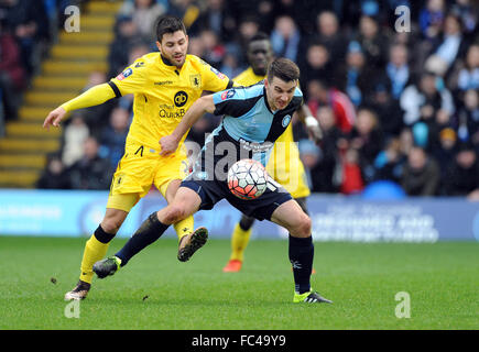 High Wycombe, Royaume-Uni. Jan 9, 2016. Matthieu Bloomfield de Wycombe Wanderers est contestée par Carles Gil de Aston Villa.- L'Unis FA Cup - troisième ronde - Wycombe Wanderers vs Aston Villa - Adams Park Stadium - High Wycombe - Angleterre - 9 janvier 2016 - Pic Robin Parker/Sportimage/CSM/Alamy Live News Banque D'Images