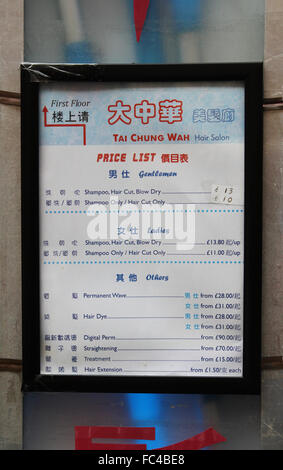 Liste des prix à l'extérieur de coiffure chinois dans Chinatown, Londres, W1 Banque D'Images