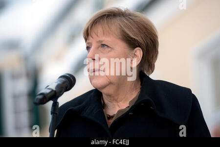 Kreuth, Allemagne. 20 Jan, 2016. La chancelière allemande, Angela Merkel (CDU) donne un communiqué de l'extérieur du bâtiment des conférences CSU dans Kreuth, Allemagne, 20 janvier 2016. La CSU) Union Socialiste retreat conférence a lieu du 18 au 21 janvier 2016 à la Fondation Hanns Seidel education centre de Kreuth. Photo : PETER KNEFFEL/dpa/Alamy Live News Banque D'Images