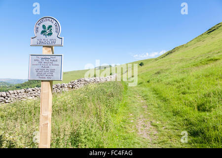 Sentier Public et signer pour les marcheurs à longue falaise près de Castleton, partie du National Trust Estate High Peak, Derbyshire, Peak District, England, UK Banque D'Images