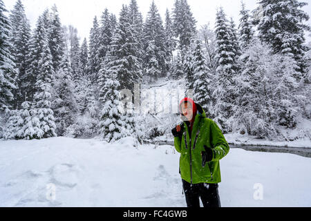 Jeune homme en hiver bois montre l'Thumbs up Banque D'Images