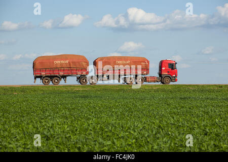 Camion à grain voyageant sur US-153 au moment de l'administration locale Rondonopolis Banque D'Images