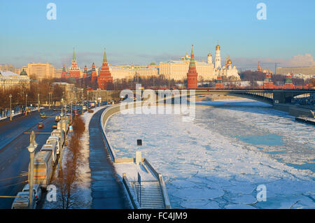 Moscou, Russie - le 11 janvier 2016 : Avis de Kremlin de Moscou dans l'hiver et pont Bolshoy Kamenny Banque D'Images