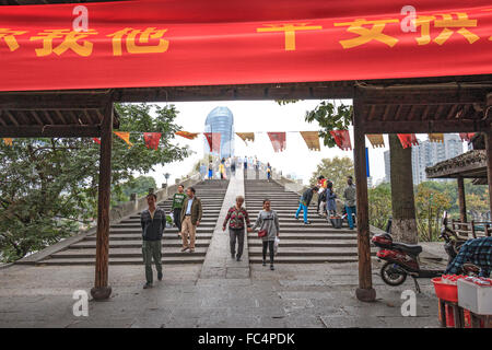 L'un des nombreux ponts sur le Grand Canal à Hangzhou, Chine. Ce n'a pas de haut en bas le pont pour piétons. Banque D'Images