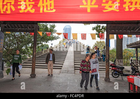 L'un des nombreux ponts sur le Grand Canal à Hangzhou, Chine. Ce n'a pas de haut en bas le pont pour piétons. Banque D'Images