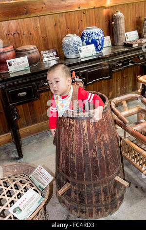 Bébé joue dans le baril à XiXi Wetland Park National près de Hangzhou, Chine Banque D'Images