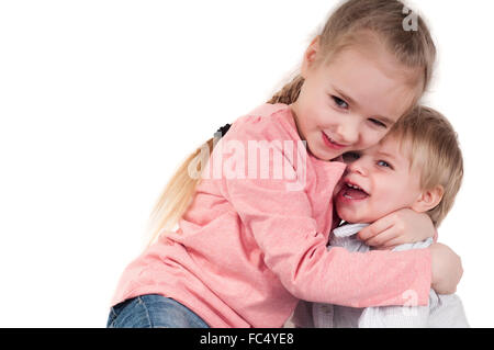 Frère et sœur hugging in studio Banque D'Images