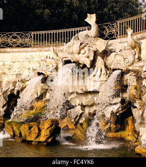 Fontana dei Delfini -La fontaine des dauphins, dans le Palais Royal de Caserte, Italie. Site du patrimoine de l'UNESCO. Banque D'Images