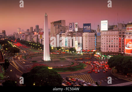Avenida 9 de Julio à la tombée de la nuit à Buenos Aires avec l'Obélisque et de trafic Banque D'Images
