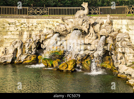 Fontana dei Delfini -La fontaine des dauphins, dans le Palais Royal de Caserte, Italie. Site du patrimoine de l'UNESCO. Banque D'Images