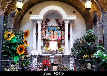 Un petit sanctuaire dédié à la Madonna dell'Arco, dans une ruelle dans le centre historique de Naples. Madonna dell'Arco est hautement vénéré par les Napolitains. Banque D'Images