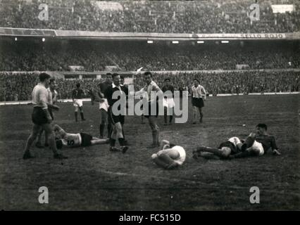 1955 - ''est un match de football. L'arbitre anglais Sunderland pour continuer le jeu, lorsque quatre joueurs sont nd après un moment violent du jeu entre Racing Club de pions et de San Lorenzo, pour l e championnat. Match a eu lieu à la gagnante de course l'équipe locale de g à o. Joueurs de Silva de San Lorenzo (à gauche) et Rastelli (droite). D'autres ne sont pas identifiés. Cependant, ce n'était pas aussi grave que la photo ''(illisible)'' quatre joueurs se lèvent à la fois et conti ' moi. © Keystone Photos USA/ZUMAPRESS.com/Alamy Live News Banque D'Images