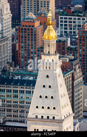 L'architecture des toits de Manhattan au crépuscule. La tombée sur New York City quartier Flatiron toits et gratte-ciel. Banque D'Images