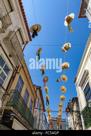 Les rues de la ville décorée avec des chapeaux de paille Banque D'Images