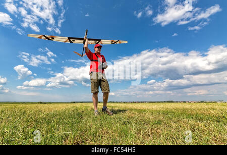 L'homme se lance dans le ciel planeur RC Banque D'Images