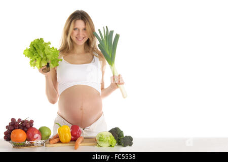 Femme enceinte avec des fruits et légumes Banque D'Images