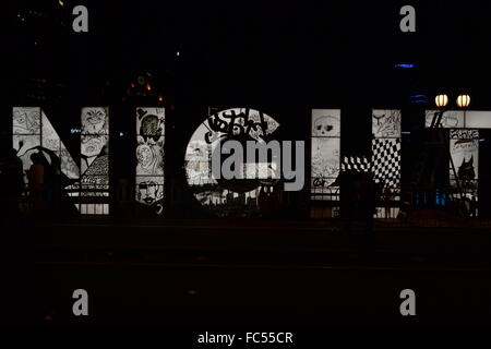 L'éclairage des lettres le pont pendant la nuit blanche du Festival à Melbourne Banque D'Images