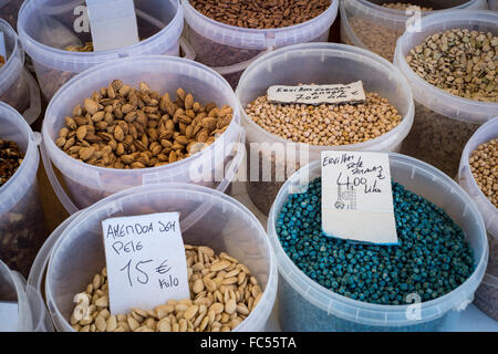 Les graines, légumineuses et noix à vendre dans un marché de rue à Aljezur, Portugal. Banque D'Images