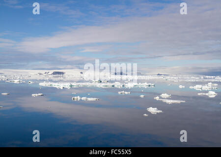 Les nuages se reflétant dans les eaux calmes de l'Antarctic Sound. Banque D'Images