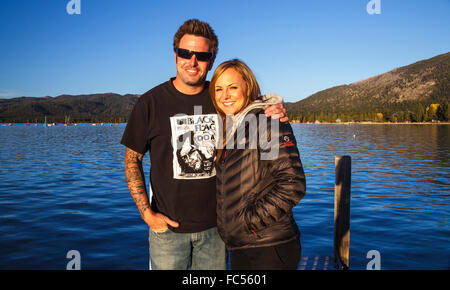 Couple on dock at Lake Tahoe au coucher du soleil Banque D'Images