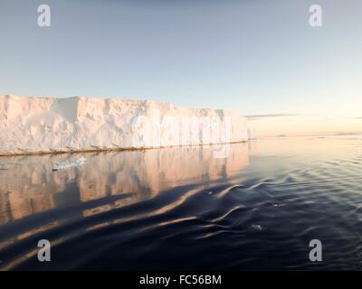 D'énormes icebergs tabulaires dans le son de l'Antarctique au crépuscule en été. Banque D'Images