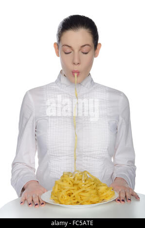 Femme aux yeux clos eating pasta Banque D'Images