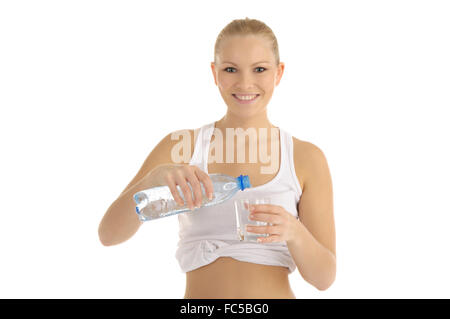 Happy woman verse de l'eau dans un verre Banque D'Images
