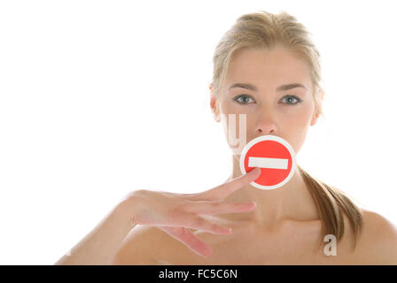 Femme interdisant la bouche avant de signer Banque D'Images