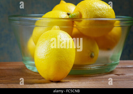 Les citrons dans une plaque de verre close up Banque D'Images