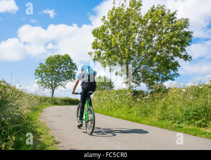 Cycliste sur route tranquille dans le Yorkshire Dales National Park, Yorkshire, Angleterre, Royaume-Uni Banque D'Images