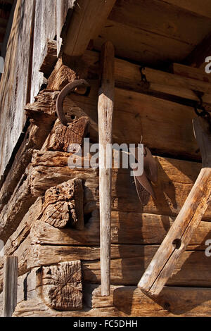 Vieux outils agricoles accrocher sur une cabane au Museum of Appalachia, New York, USA. Banque D'Images
