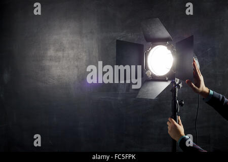 Photographe de l'équipement d'éclairage s'ajuste sur un fond de tableau Banque D'Images