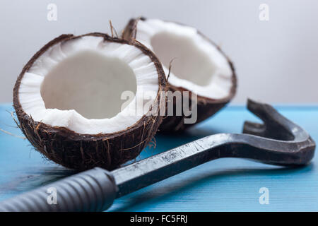 Coupé en deux une noix de coco et de biche comme un outil pour l'ouverture Banque D'Images