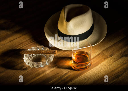 Rhum, cigares et le Panama hat Banque D'Images