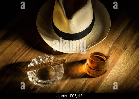 Rhum, cigares et le Panama hat Banque D'Images