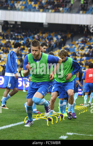 Kiev, UKRAINE - le 18 mars 2012 : FC joueurs Dnipro exécute au cours de session de formation avant l'Ukraine match de championnat contre le FC Dynam Banque D'Images