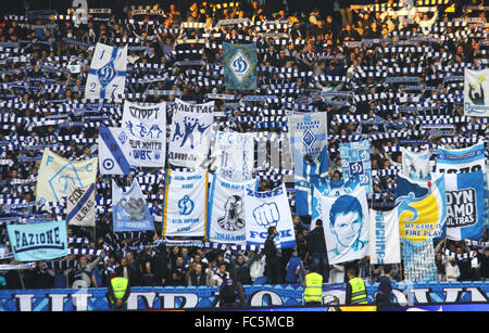 Kiev, UKRAINE - le 18 mars 2012 : FC Dynamo Kyiv partisans de l'équipe montrer leur soutien pendant l'Ukraine match de championnat contre le FC Dnipro au stade Olimpiyskiy CNS le 18 mars 2012 à Kiev, Ukraine Banque D'Images