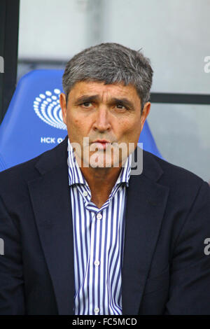 Kiev, UKRAINE - le 18 mars 2012 : FC Dnipro Juande Ramos du manager a l'air sur l'Ukraine au cours de match de championnat contre le FC Dynamo Kiev le 18 mars 2012 à Kiev, Ukraine Banque D'Images