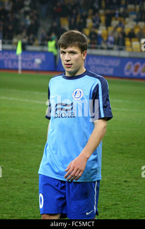 Kiev, UKRAINE - le 18 mars 2012 : Yevgen Konoplyanka du FC Dnipro regarde sur pendant l'Ukraine match de championnat contre le FC Dynamo Kiev Banque D'Images