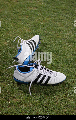 Paire de chaussures de foot sur l'herbe Banque D'Images