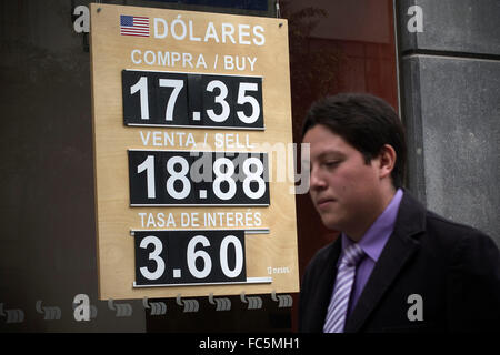 La ville de Mexico, Mexique. 20 Jan, 2016. Un homme passe devant un conseil montrant le taux de change du peso mexicain au dollar américain, dans la ville de Mexico, capitale du Mexique, le 20 janvier 2016. Selon la Banque du Mexique (Banxico), Peso mexicain s'est déprécié de 2,3 pour cent par rapport au dollar américain. © Alejandro Ayala/Xinhua/Alamy Live News Banque D'Images