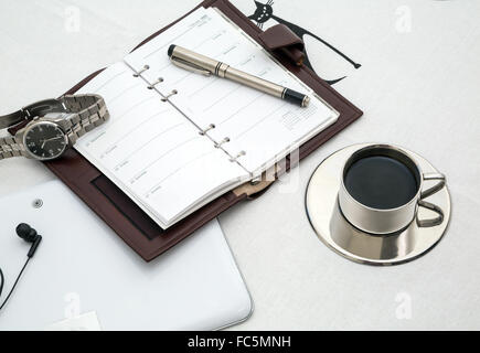 Tasse de café, un ordinateur portable pour records Banque D'Images