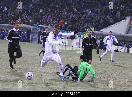 Kiev, UKRAINE - 24 février : Andriy Yarmolenko de Dynamo Kiev (C) marque un but contre Besiktas pendant leur UEFA Europa League Banque D'Images